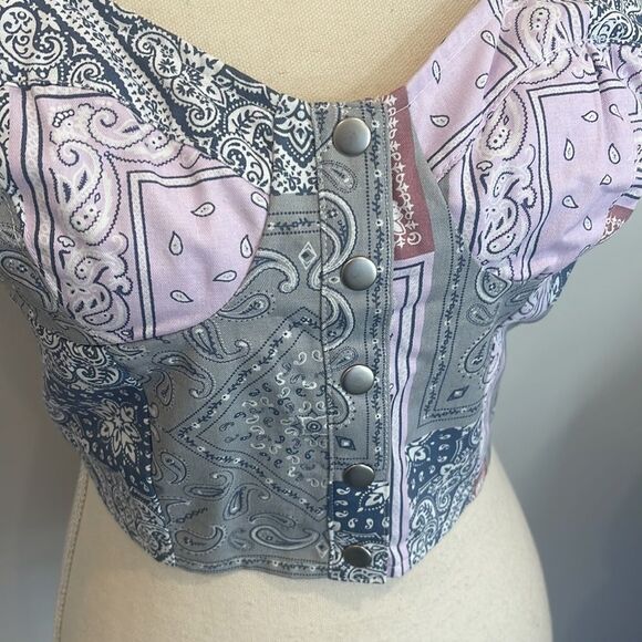 MADE YOU COUNTRY BANDANA PRINT BUTTON-FRONT CROP TOP (MULTI) - Picture 3 of 7